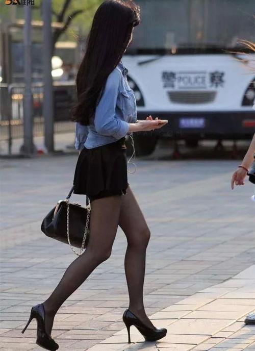 推薦短裙絲襪無內的片子,短裙無內，性感瞬間綻放