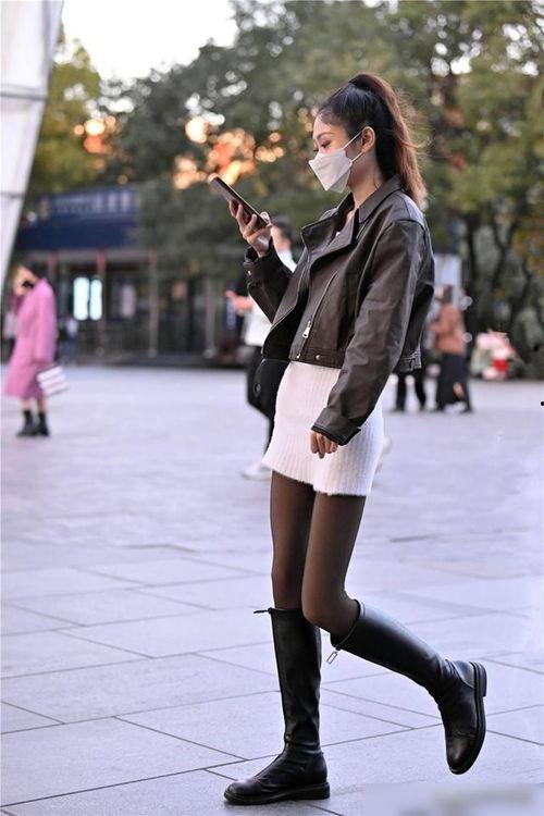 長靴配絲襪,演繹時尚新篇章