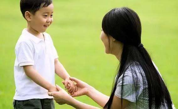 小男孩喜歡母親的絲襪,小男孩對(duì)母親愛(ài)的獨(dú)特詮釋