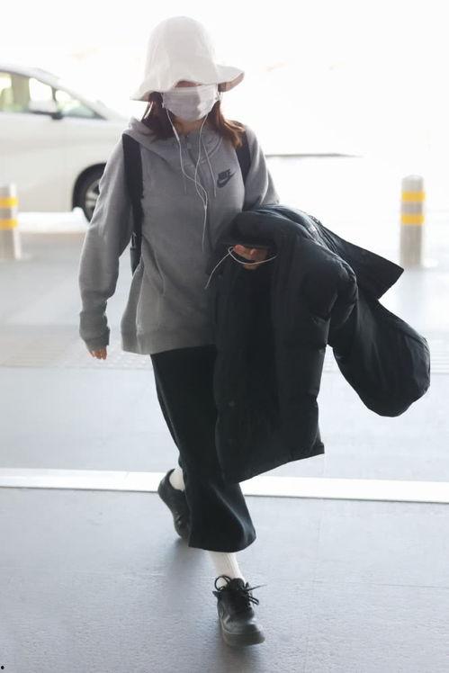 女明星黑色褲子